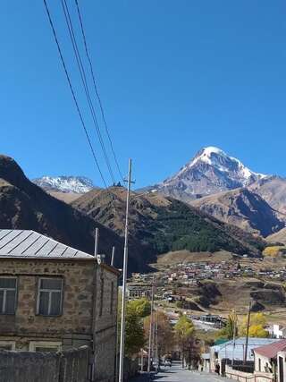 Гостевой дом Kazbegi good sleep Степанцминда Классический трехместный номер-8